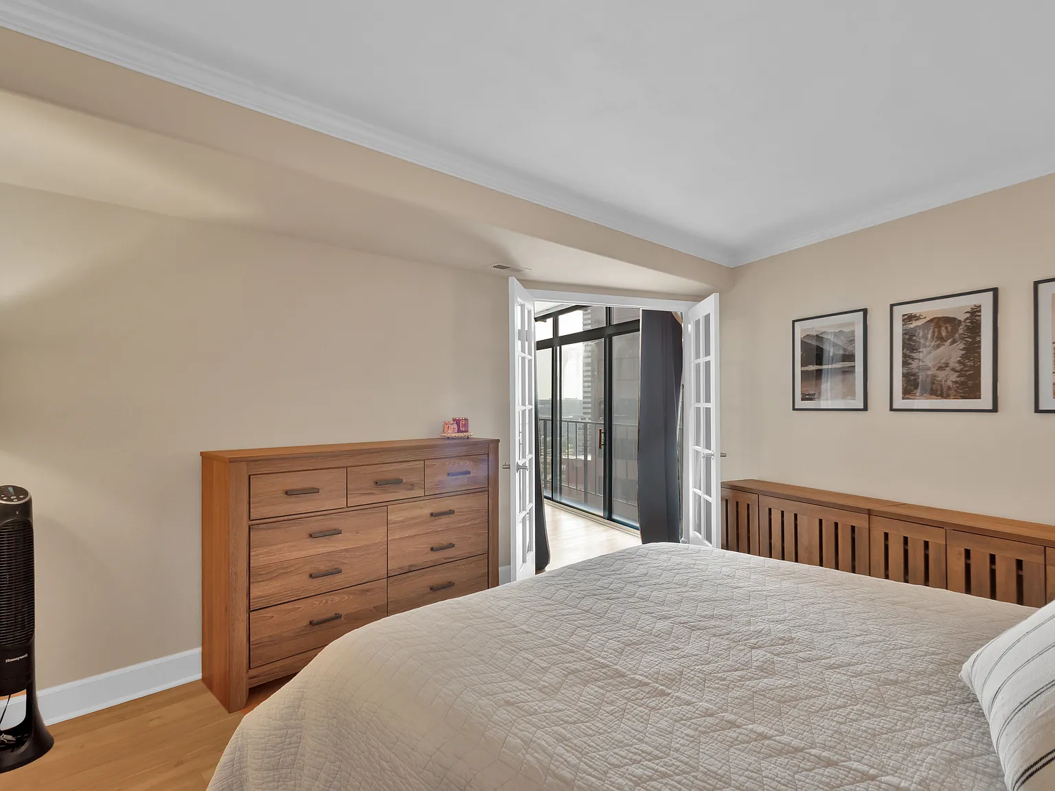 2 bed, 1040 sqft, $2,800 — Photo 3