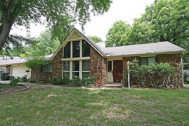 1st image of 2504 Parkwood Dr