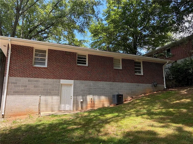 2064 Montrose Dr — Photo 17