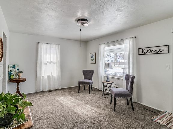 5th image of 18 Woodlawn Ave N