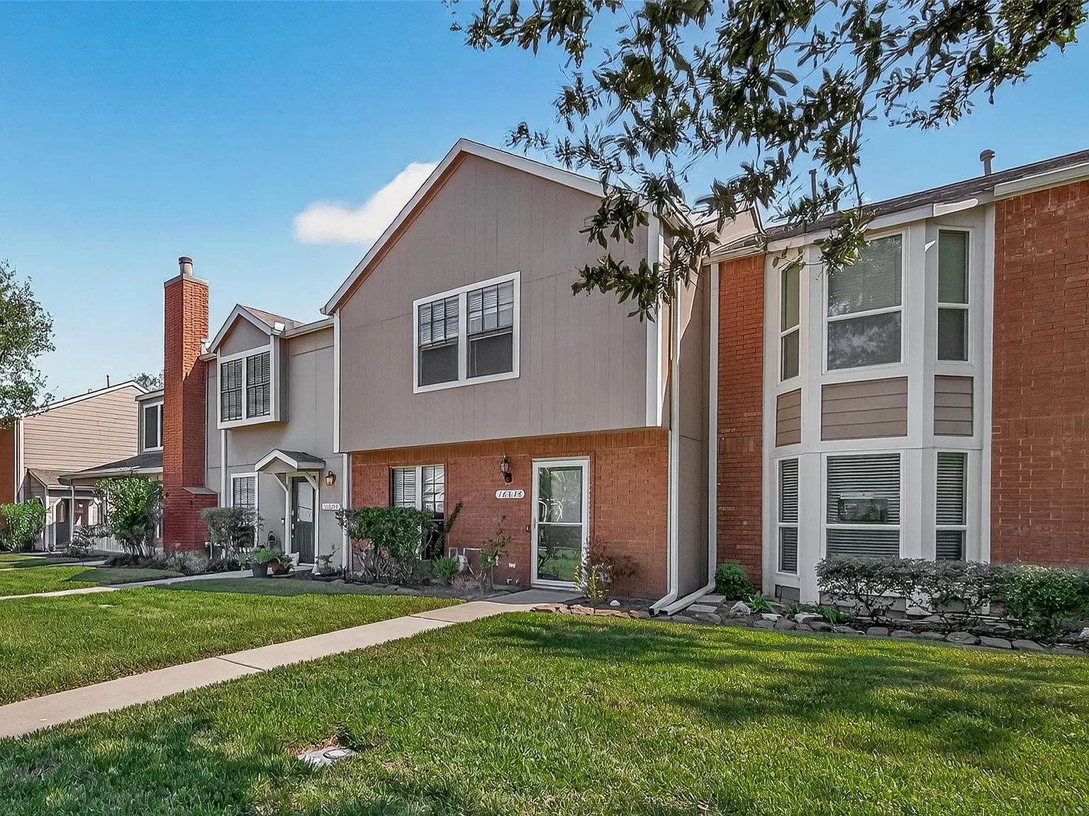 3 bed, 2.5 bath, 1320 sqft, $2,000 — Photo 2