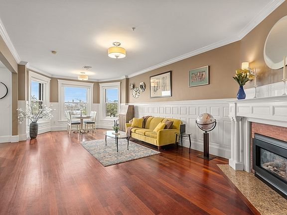 3rd image of 19 Bay State Rd APT 4