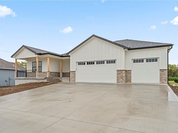 3rd image of 709 W Solomon Dr
