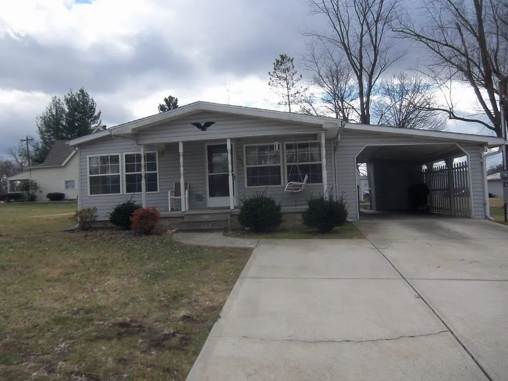 2204 35th St photo 1