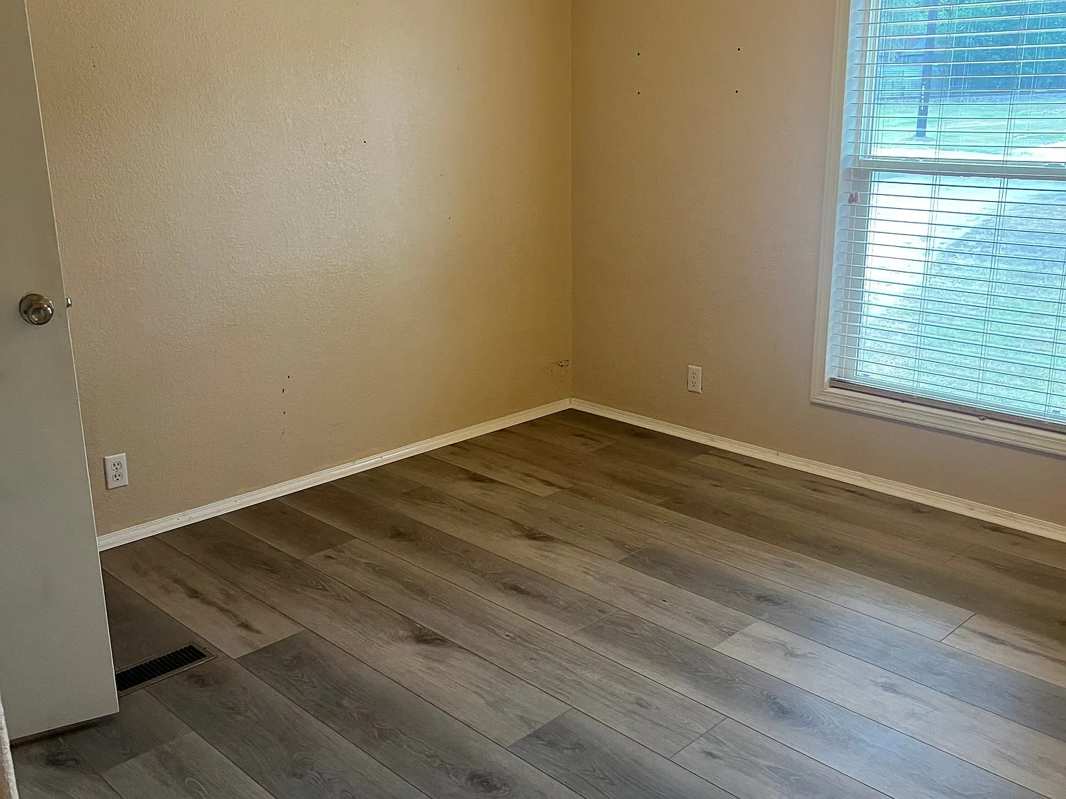 933 Front Street — Photo 3