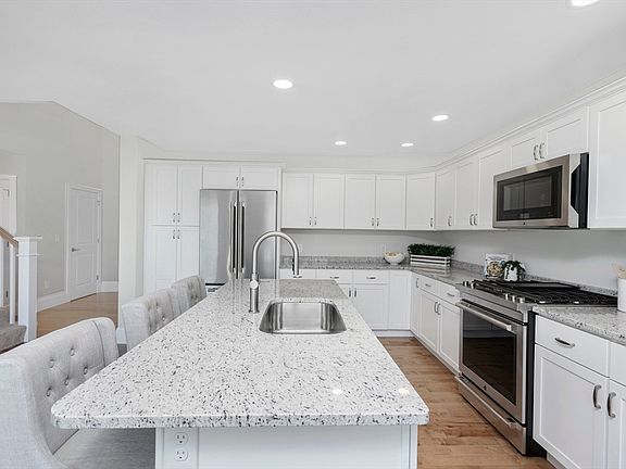 5th image of 8 Acadia Dr