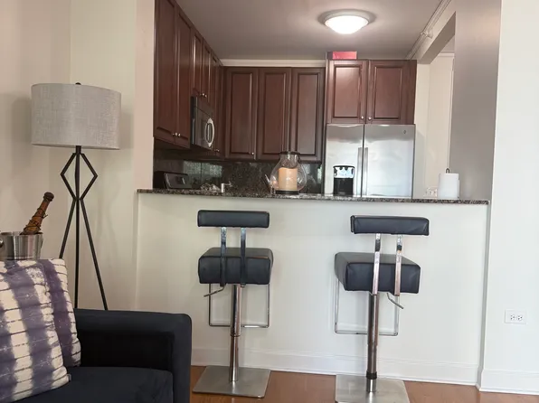 201 N Westshore Dr, Chicago, IL