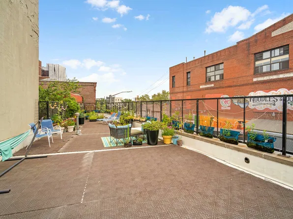 251 Montrose Avenue image 9 of 12