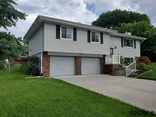2201 Scarborough Dr Photo 1