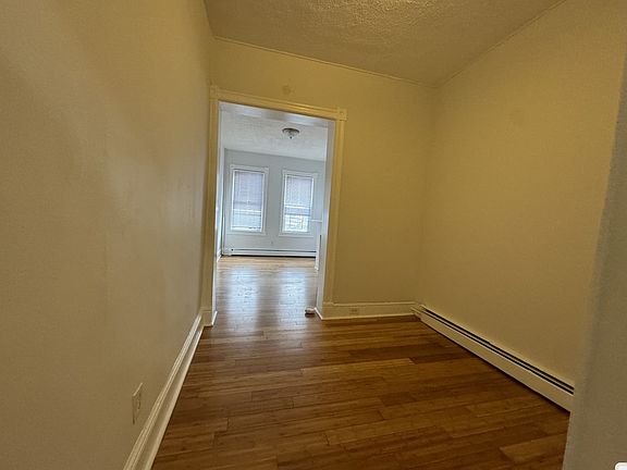 4th image of 29 Clarke Ave APT 1L