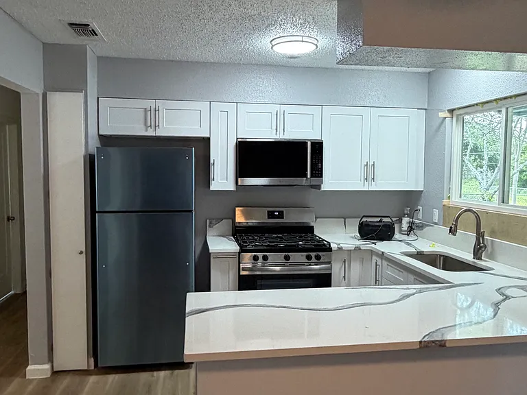 10902 Lazy Oaks Dr — Photo 6
