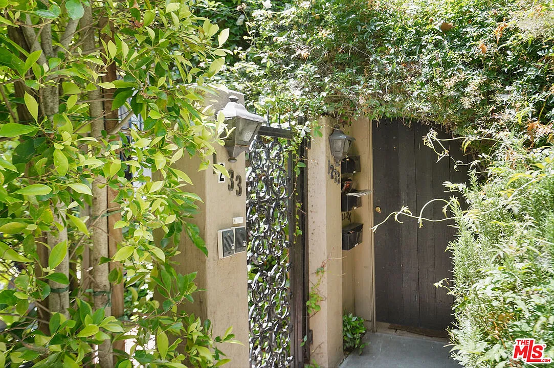 2 bed, 2.0 bath, 1100 sqft, $4,999 — Photo 2