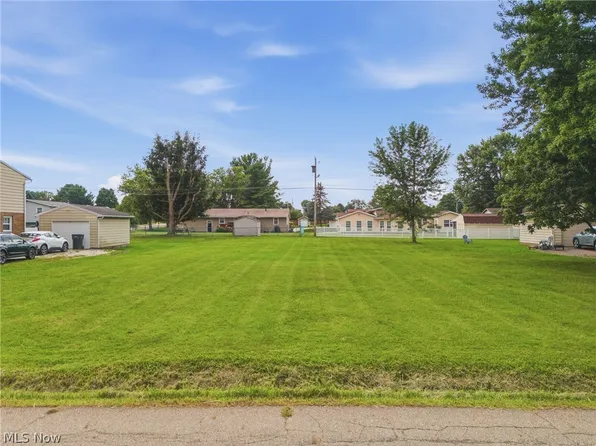 Boettler St NE, Canton, OH 44721