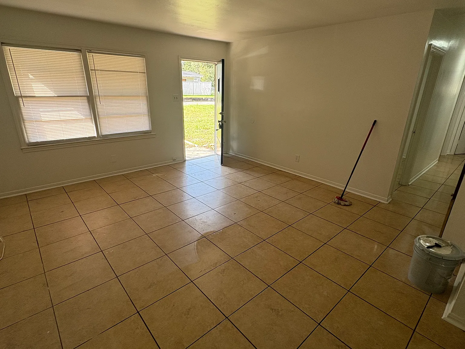 3 bed, 1000 sqft, $1,100 — Photo 4