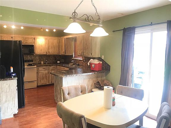 4th image of 2604 Redwood Ln