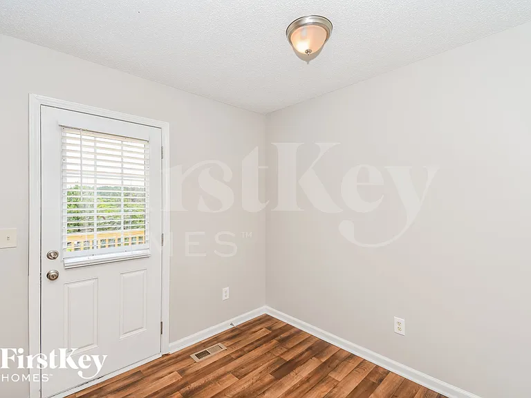 209 Oakwood Pl — Photo 4
