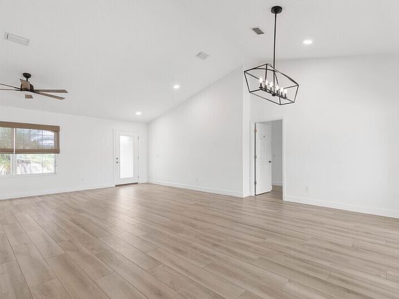 5th image of 14 Columbus Ct