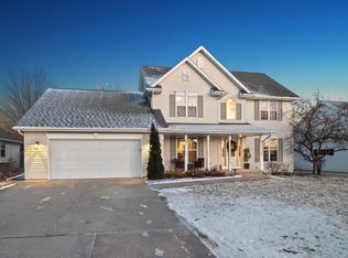 555 Fair Winds Ln, Green Bay, WI 54311