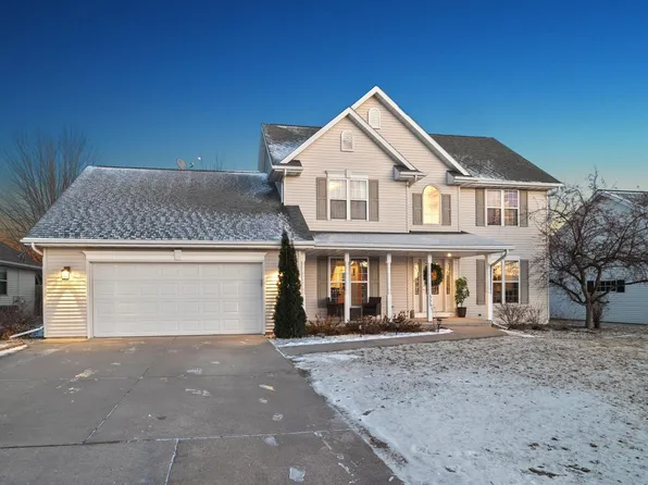 555 Fair Winds Ln, Green Bay, WI 54311