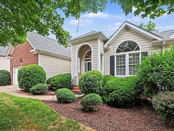 4th image of 13 York Woods Pl