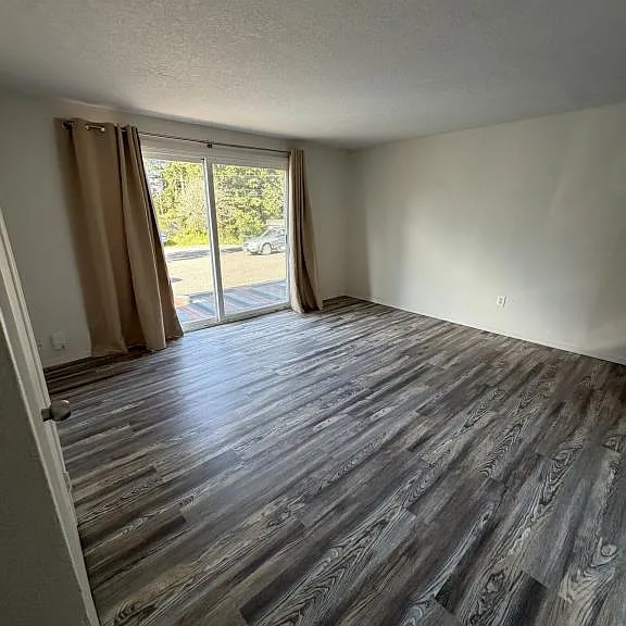 1661 Lund Ave — Photo 3