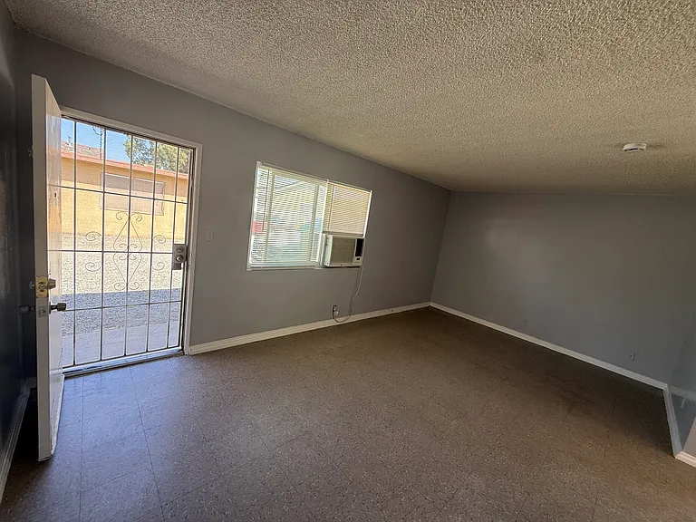 147 N Victoria Ave — Photo 25