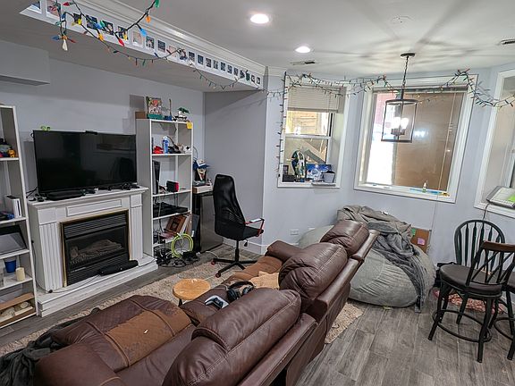 4th image of 3712 N Janssen Ave #G