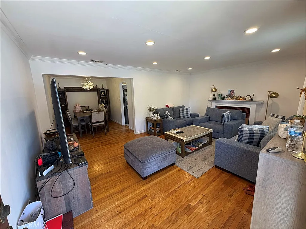 2 bed, 950 sqft, $2,999 — Photo 3
