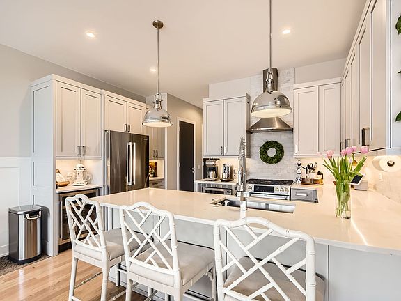 3rd image of 3530 N Lincoln Ave #404