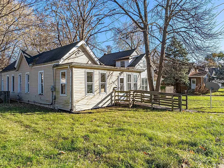 2410 N Ellis St — Photo 1