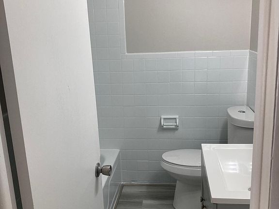 3rd image of 215 N Carolina Trl