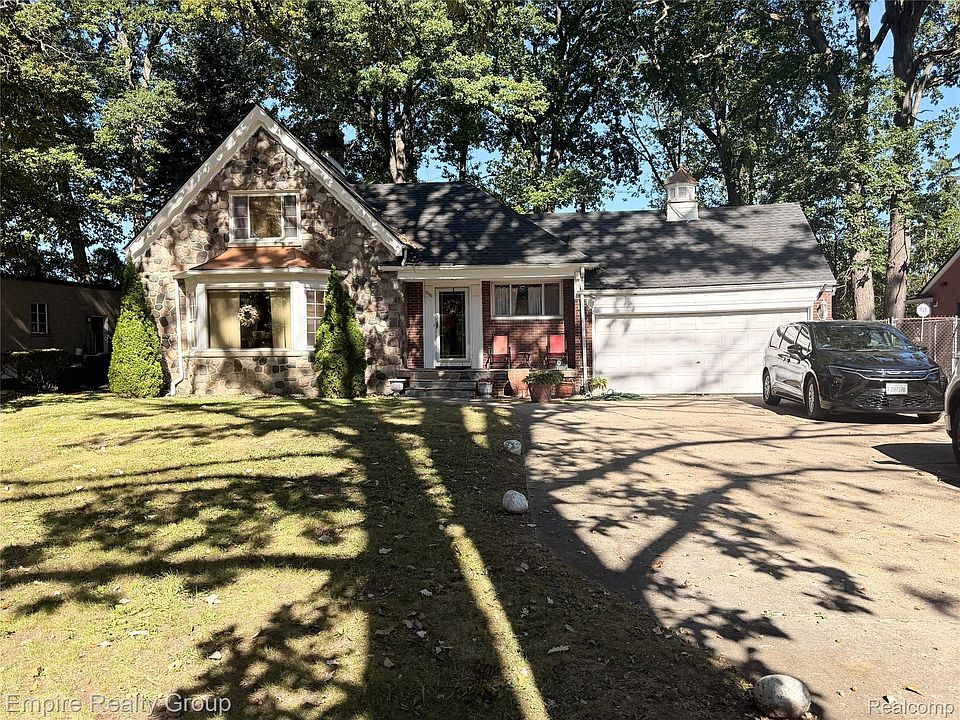 1260 Strathcona Dr, photo 2