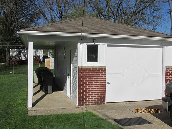 garage with covered sitting 