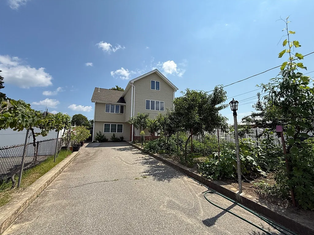 3 bed, 1.0 bath, 1085 sqft, $3,300 — Photo 2