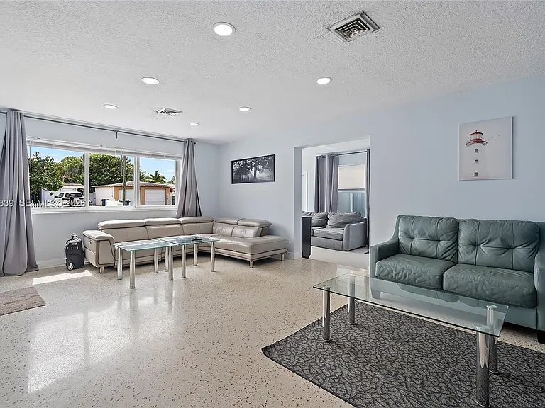 644 SW 7th Ct — Photo 9