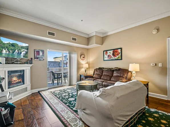 38 Village Rd APT 709, Middleton, MA 01949