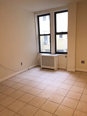 Rented by Metroline Realty | media 22