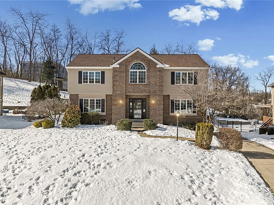 1st image of 112 Field Club Dr W