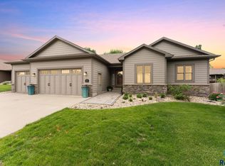 1325 W Whitechurch Ln, Sioux Falls, SD 57108