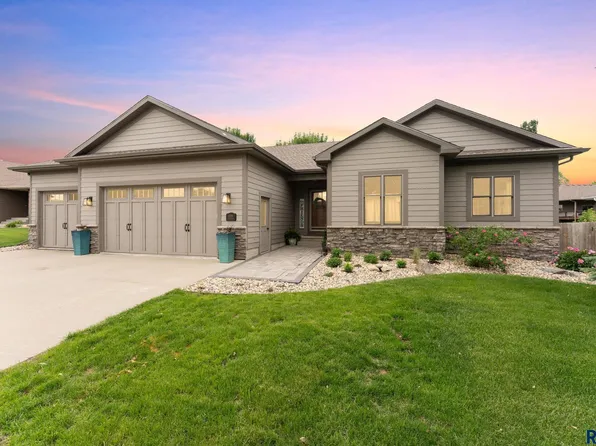 1325 W Whitechurch Ln, Sioux Falls, SD 57108