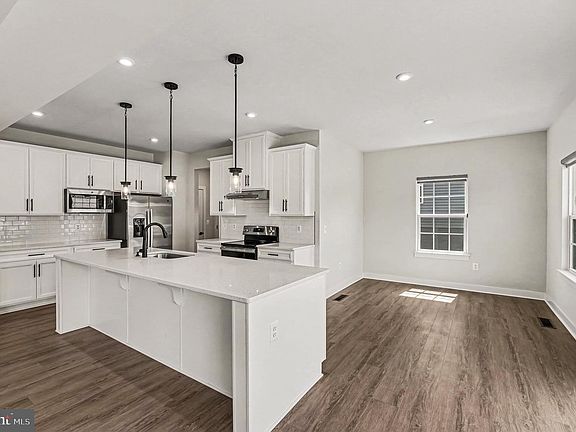 5th image of 352 Greenstead Dr