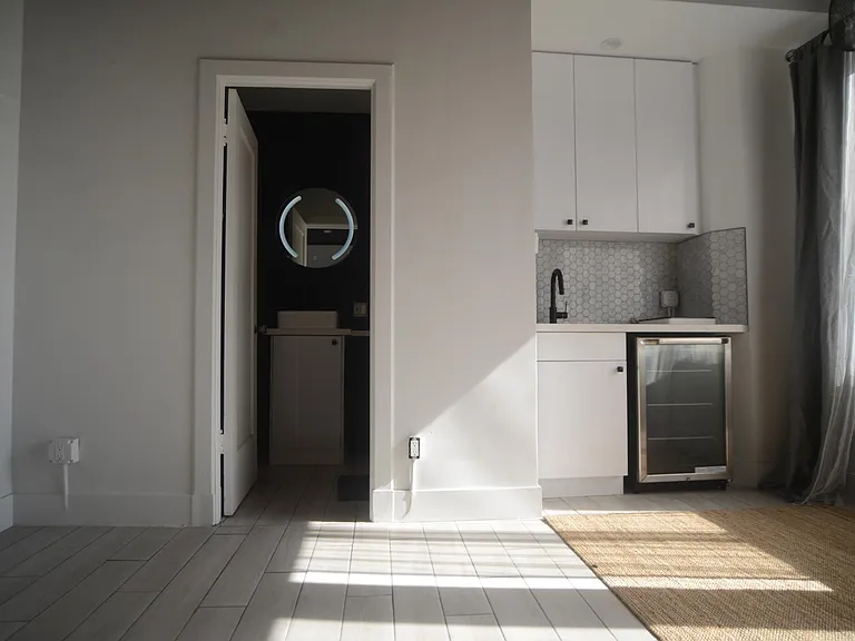 315 W 3rd St #6A — Photo 19
