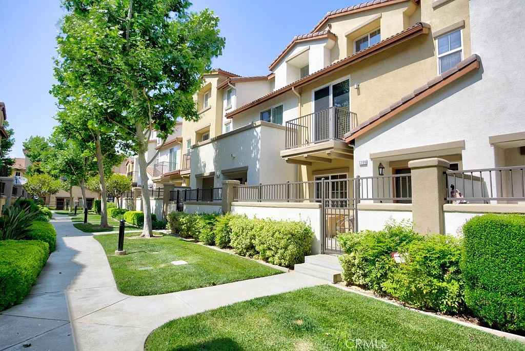 3 bed, 3.5 bath, 1506 sqft, $3,300 — Photo 1