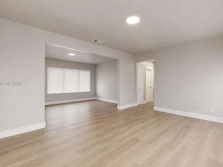 101 W 11th St #8 — Photo 17
