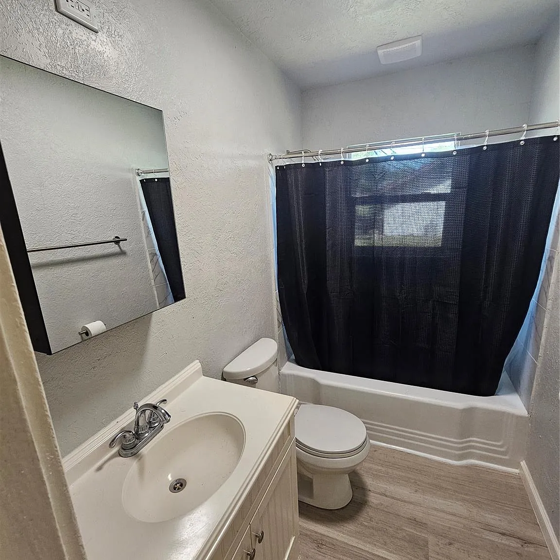 3 bed, 2.0 bath, 1378 sqft, $2,000 — Photo 4