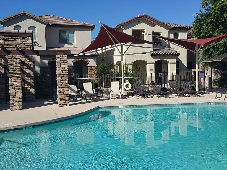 Community pool w/in walking distance