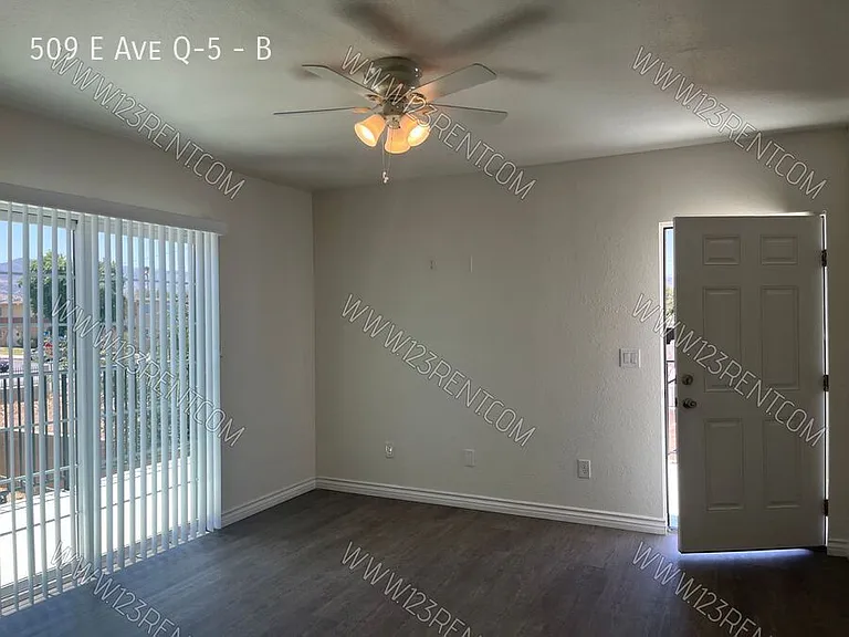 509 E Avenue Q #5-B — Photo 6