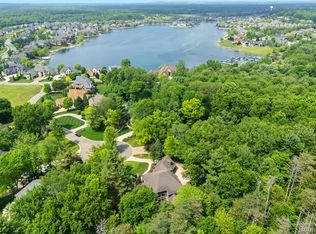 9010 Hidden Ct W, South Lyon, MI 48178
