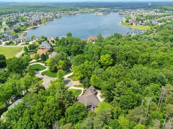 9010 Hidden Ct W, South Lyon, MI 48178
