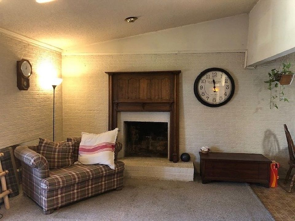 02 - Living Room.jpg